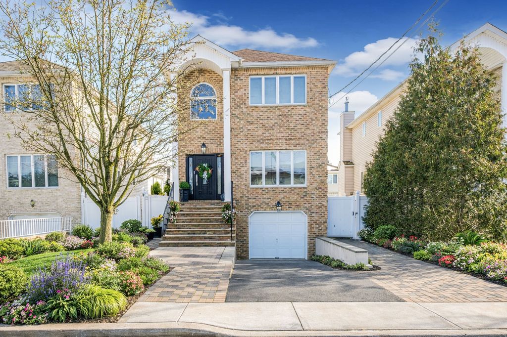 Photo of 243 Carteret St, Staten Island, NY 10307 (MLS # 11652001)