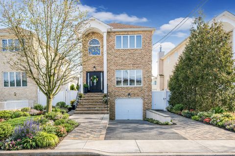 Photo of 243 Carteret St, Staten Island, NY 10307 (MLS # 11652001)