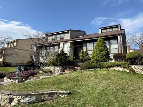 Photo of 28 Crest Hollow Ln, Albertson, NY 11507 (MLS # 11732667)