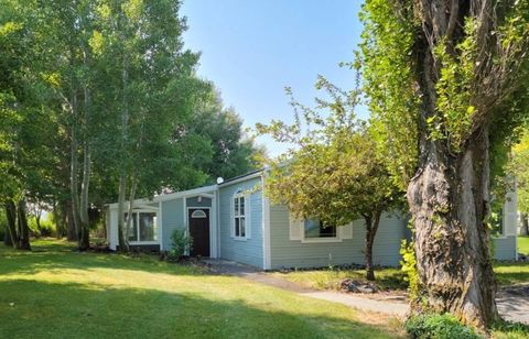 Photo of 86150 Christmas Valley Highway, Christmas Valley, OR 97641 (MLS # 11675059)