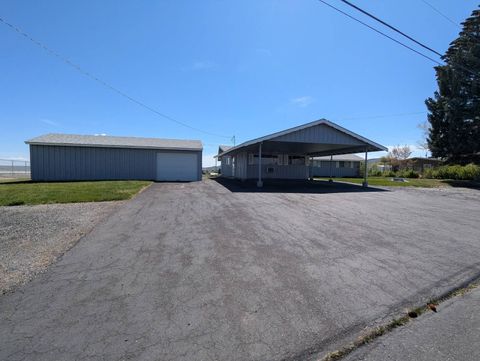Photo of 1517 Hillcrest Drive, Burns, OR 97720 (MLS # 11745710)