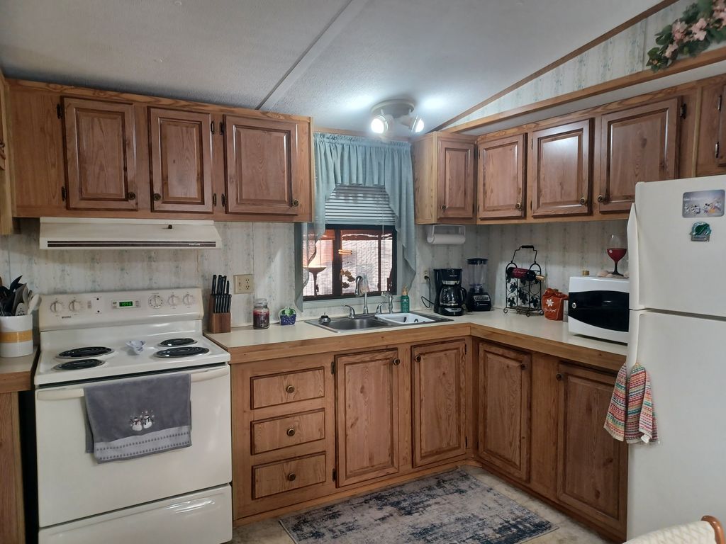 Photo of 29 Lakeview Dr, Palmetto, FL 34221 (MLS # 11622059)