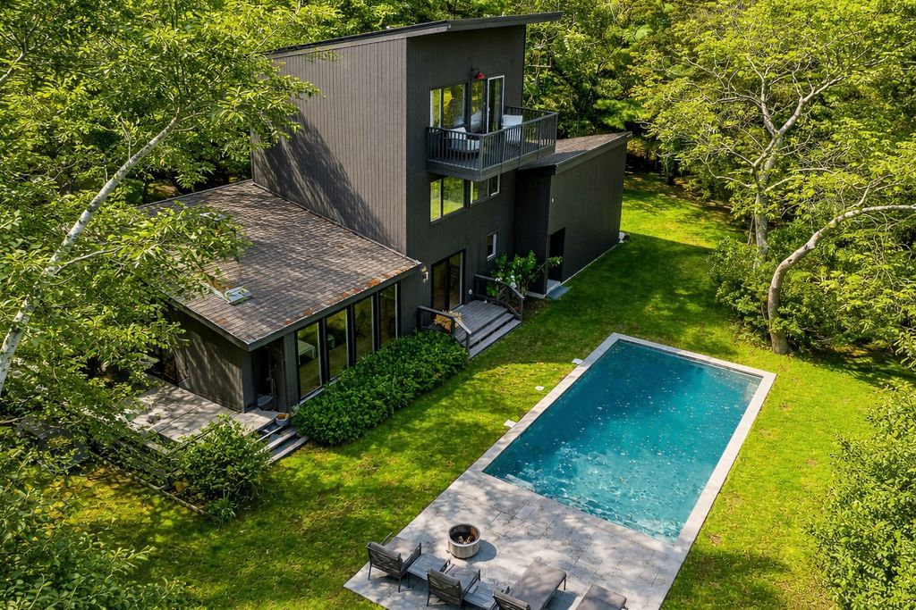 Photo of 6 Peat Hole Lane, bellport village, NY 11713 (MLS # 11681879)