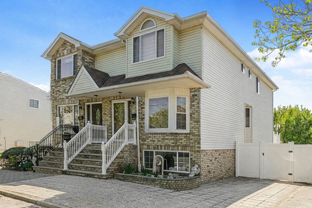 Photo of 40 Seguine Loop, Staten Island, NY 10309 (MLS # 11695575)
