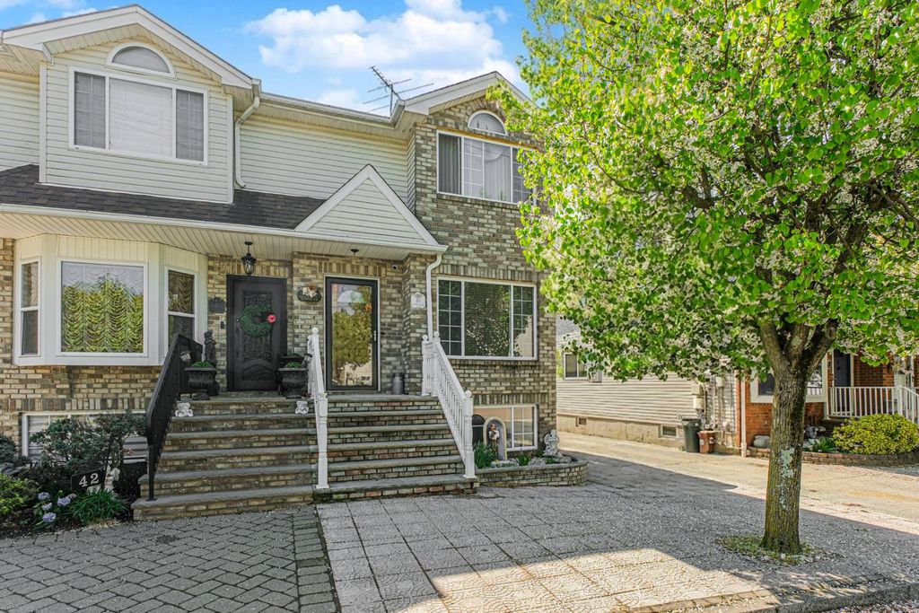 Photo of 40 Seguine Loop, Staten Island, NY 10309 (MLS # 11695575)