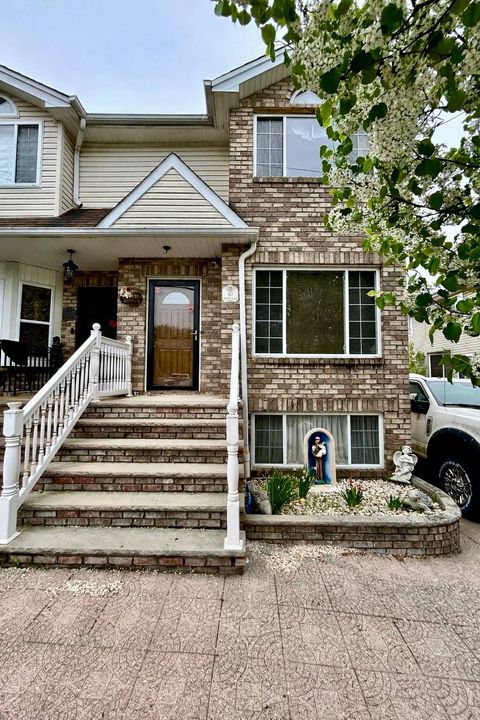 Photo of 40 Seguine Loop, Staten Island, NY 10309 (MLS # 11695575)