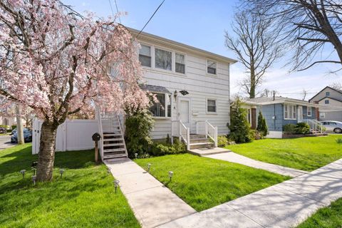 Photo of 4 cottage Avenue, Staten Island, NY 10308 (MLS # 11694272)