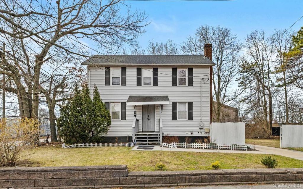 Photo of 589 Acorn Street, Deer Park, NY 11729 (MLS # 11678727)