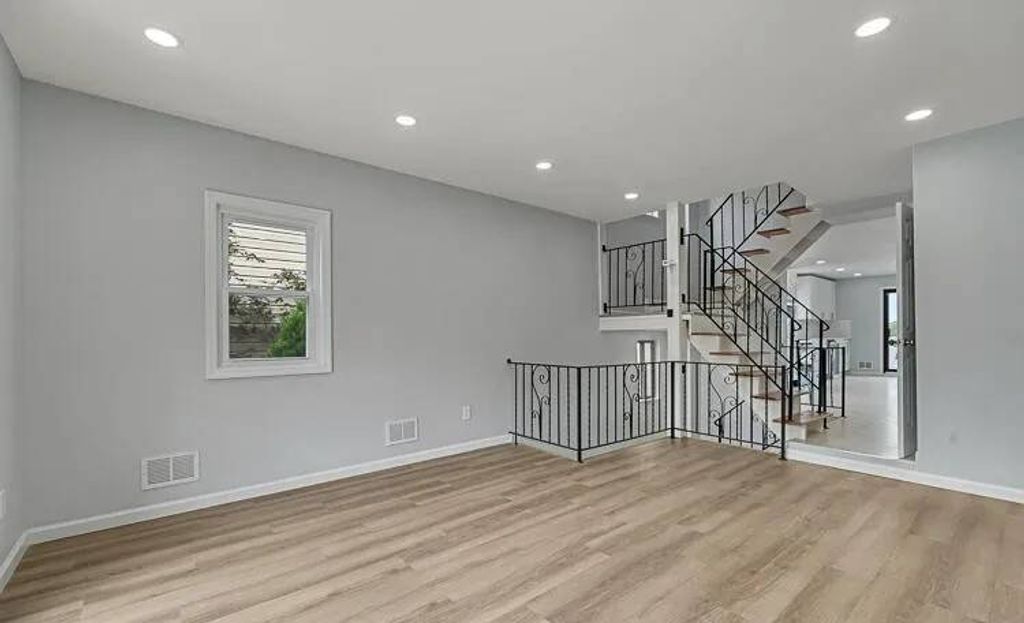 Photo of 25 Geyser Dr, Staten Island, NY 10312 (MLS # 11635190)