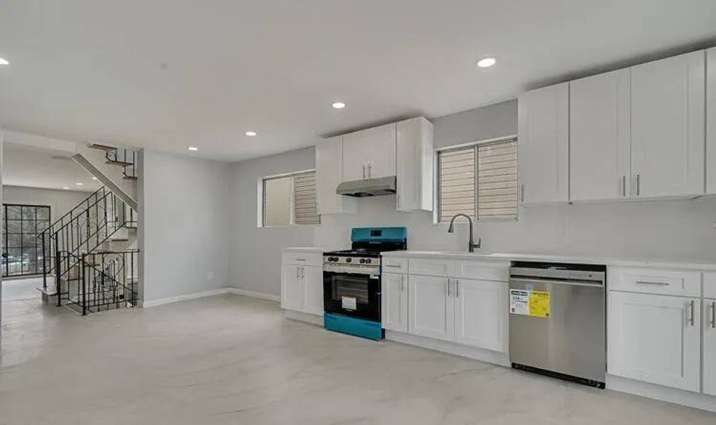 Photo of 25 Geyser Dr, Staten Island, NY 10312 (MLS # 11635190)