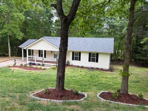 Photo of 115 Richard St, Clarkesville, GA 30523 (MLS # 11739667)