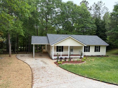 Photo of 115 Richard St, Clarkesville, GA 30523 (MLS # 11739667)