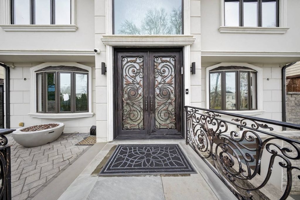 Photo of 13922 Coolidge Ave, Briarwood, NY 11435 (MLS # 11669436)