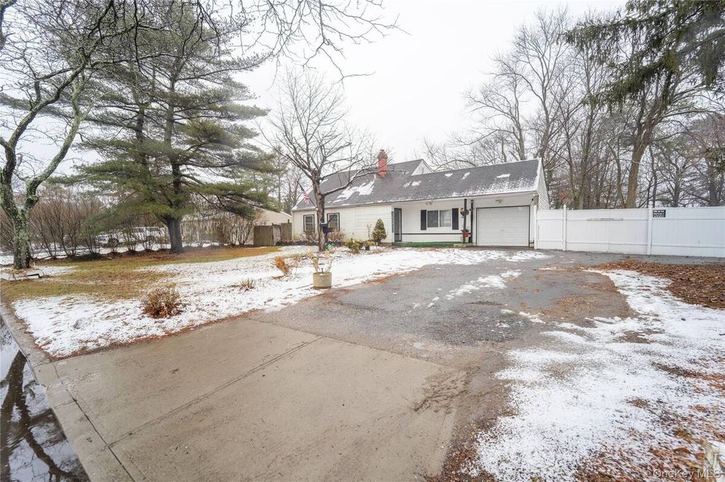 Photo of 382 Jamaica Avenue, Medford, NY 11763 (MLS # 11652749)