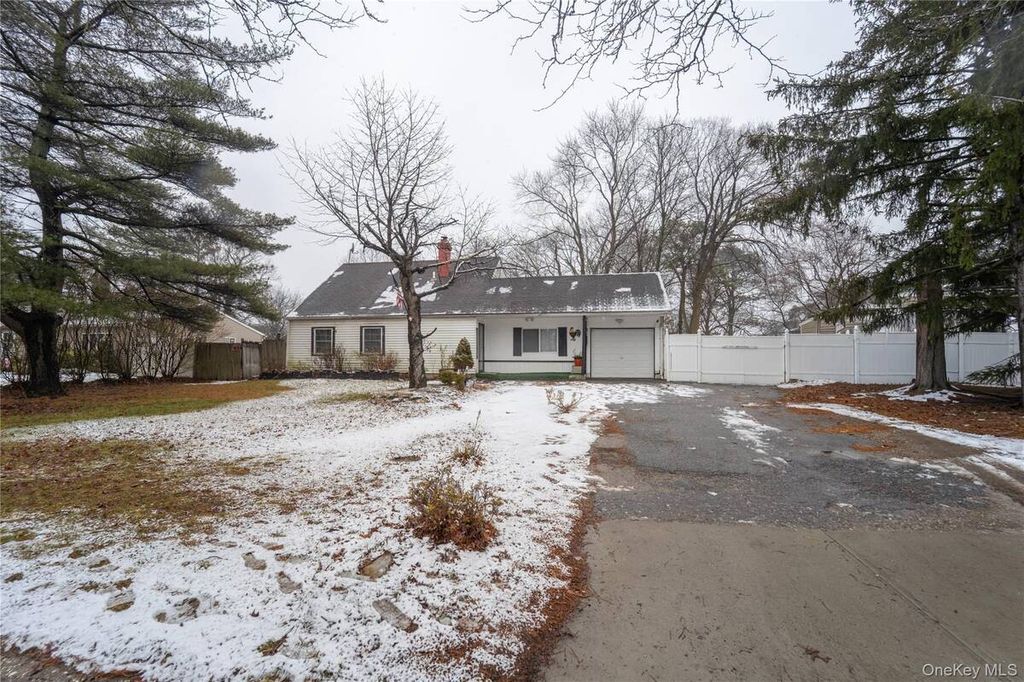 Photo of 382 Jamaica Avenue, Medford, NY 11763 (MLS # 11652749)