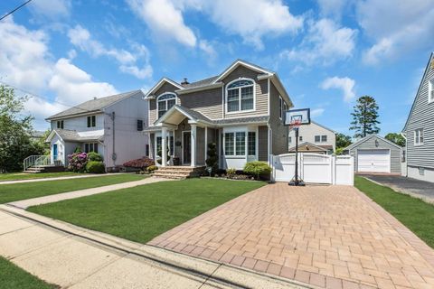 Photo of 62 Netherwood Dr, Albertson, NY 11507 (MLS # 11792011)