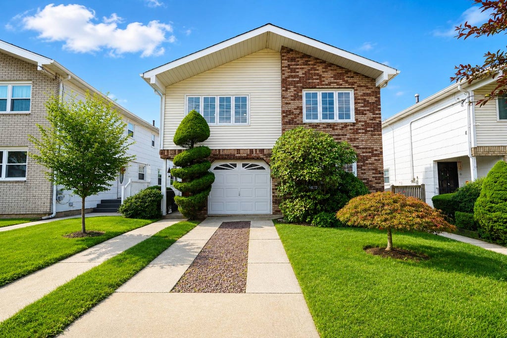 Photo of 947 Bard AVE, Staten Island, NY 10301 (MLS # 11899975)