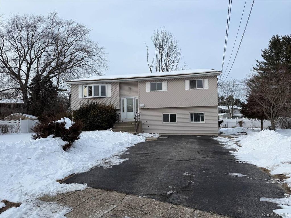 Photo of 11 Mel Court, Bay Shore, NY 11706 (MLS # 11654443)
