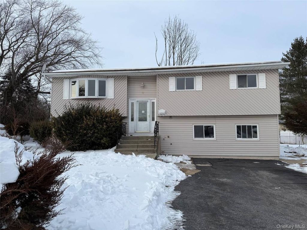 Photo of 11 Mel Court, Bay Shore, NY 11706 (MLS # 11654443)