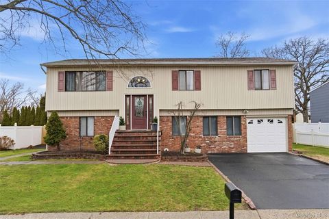 Photo of 17 Westminster Lane, West Islip, NY 11795 (MLS # 11676269)