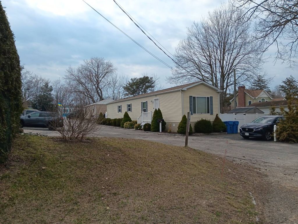 Photo of 725 East Ave Ext, Riverhead, NY 11901 (MLS # 11678156)