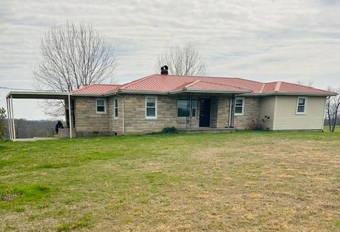 Photo of 709 Hudgins Highway, Summersville, KY 42782 (MLS # 11682660)
