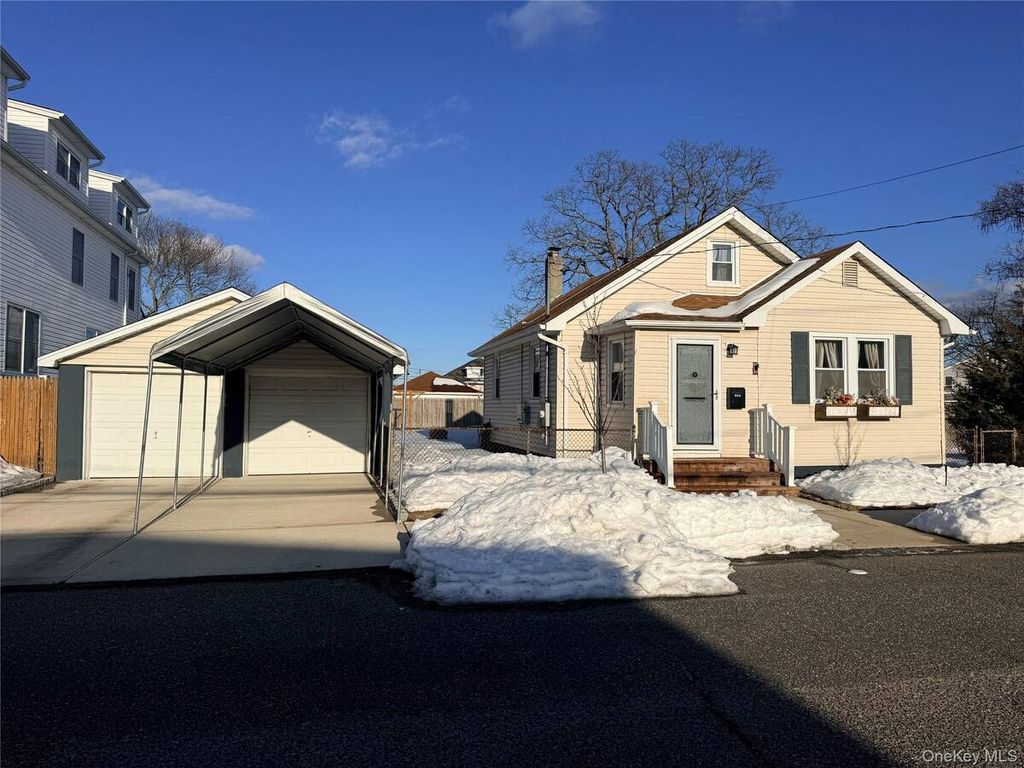 Photo of 924 S 4th Street, Lindenhurst, NY 11757 (MLS # 11655336)