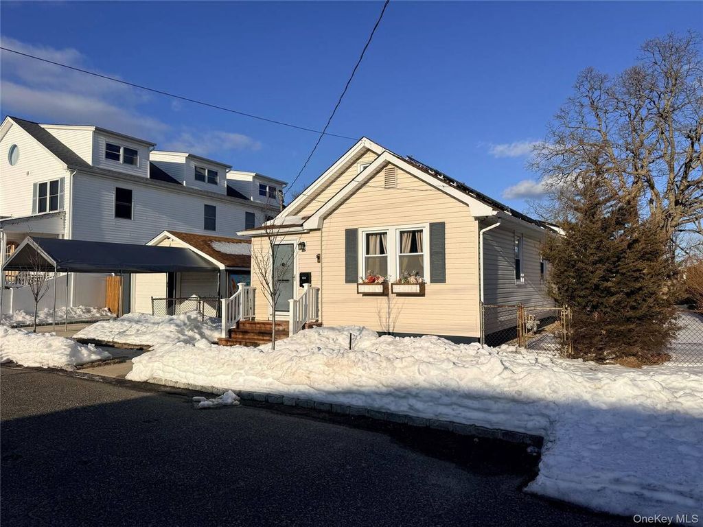 Photo of 924 S 4th Street, Lindenhurst, NY 11757 (MLS # 11655336)