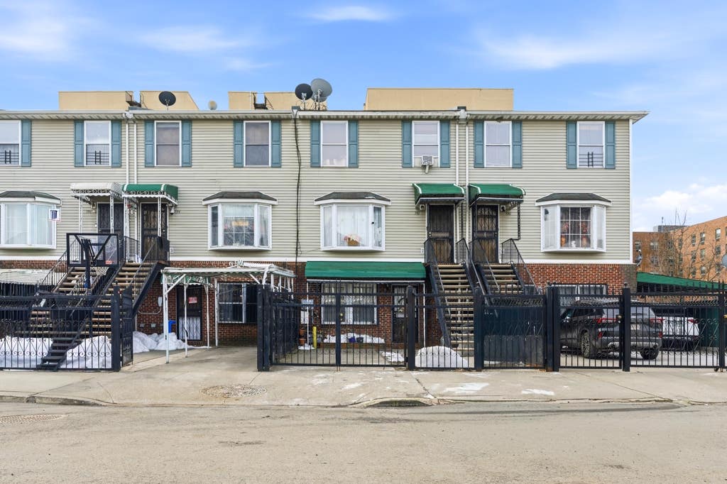 Photo of 592 Beech Terrace, Bronx, NY 10454 (MLS # 11831552)