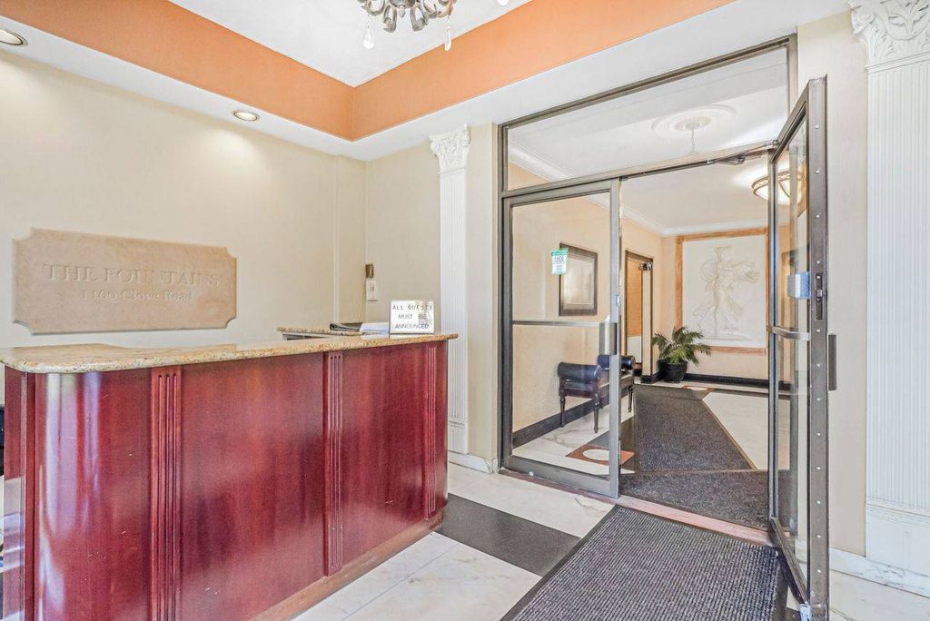 Photo of 1100 Clove Road #5G, Staten Island, NY 10301 (MLS # 11660212)