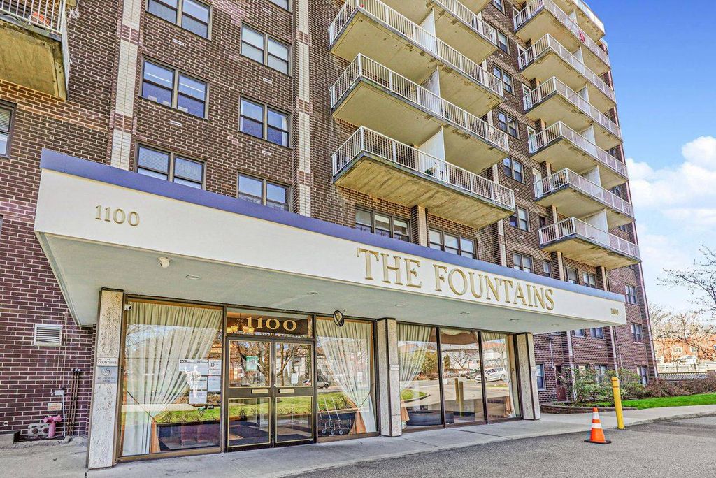 Photo of 1100 Clove Road #5G, Staten Island, NY 10301 (MLS # 11660212)