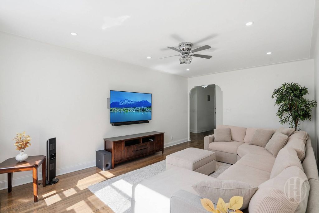 Photo of 35 -45 81st St #B5, Queens, NY 11372 (MLS # 11741821)