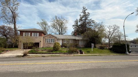 Photo of 24606 Cullman Ave, Douglaston, NY 11362 (MLS # 11728994)