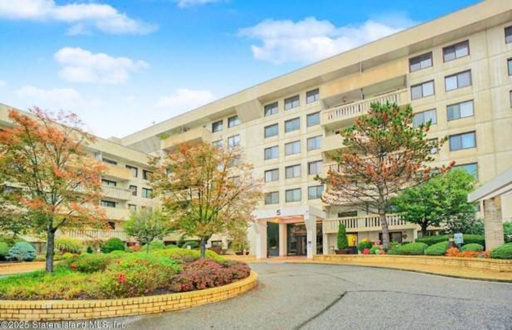 Photo of 5 Windham Loop #5L, Staten Island, NY 10314 (MLS # 11775198)