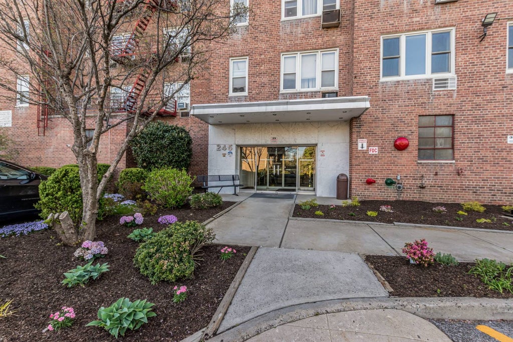 Photo of 245 Rumsey Road #8T, Yonkers, NY 10701 (MLS # 11929697)