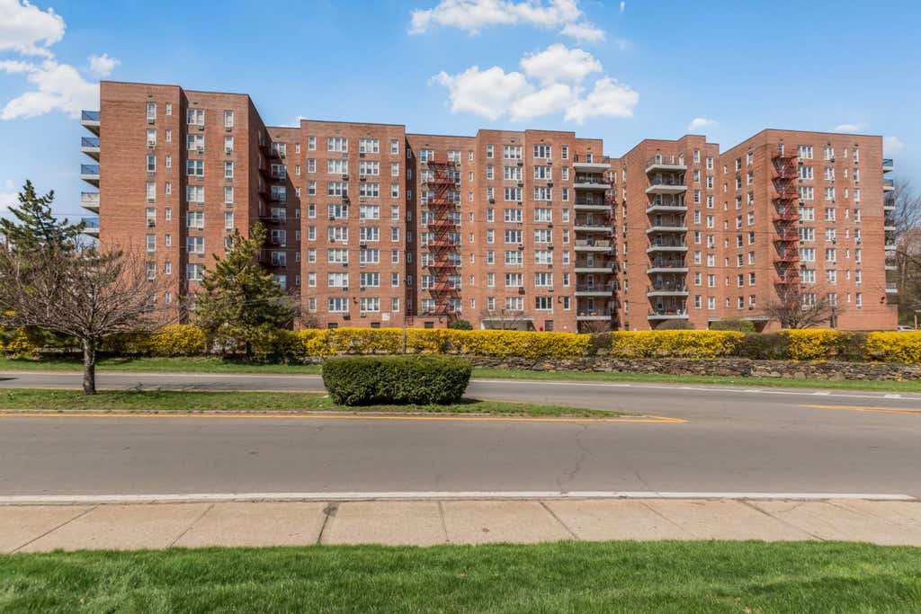 Photo of 245 Rumsey Road #8T, Yonkers, NY 10701 (MLS # 11929697)
