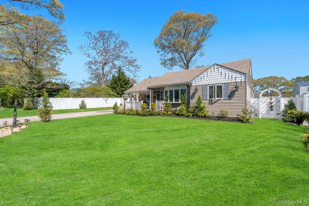 Photo of 25 Snyder Street, Patchogue, NY 11772 (MLS # 11775817)