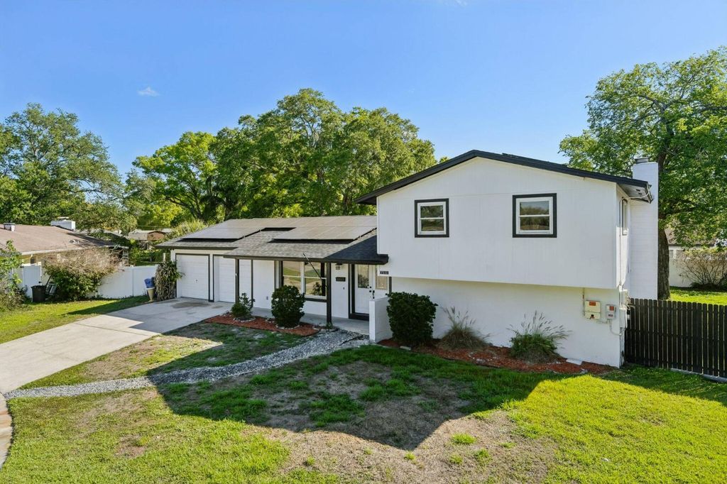 Photo of 7111 Gateway Ct, Tampa, FL 33615 (MLS # 11679659)