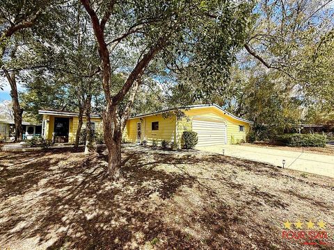 Photo of 527 Nutmeg Circle, DeLand, FL 32724 (MLS # 11668518)