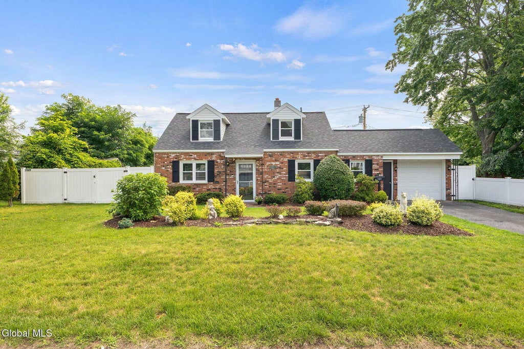 Photo of 1021 Roberta Road, Rotterdam, NY 12303 (MLS # 11926409)