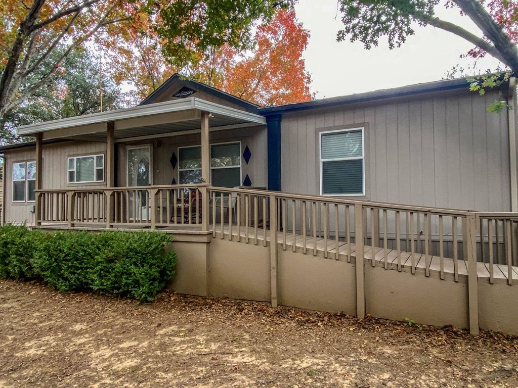 Photo of 5723 Ensign Dr E Dr, Fort Worth, TX 76119 (MLS # 11621684)