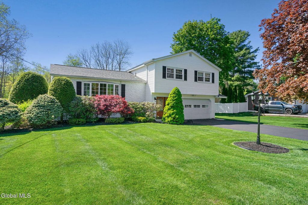 Photo of 4 Country Fair Lane, Glenville, NY 12302 (MLS # 11776421)