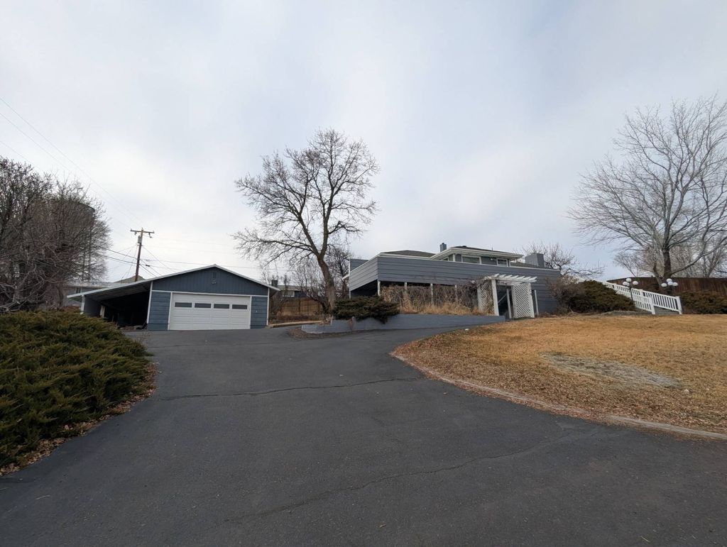 Photo of 104 N Hilltop Ave, Hines, OR 97738 (MLS # 11654646)