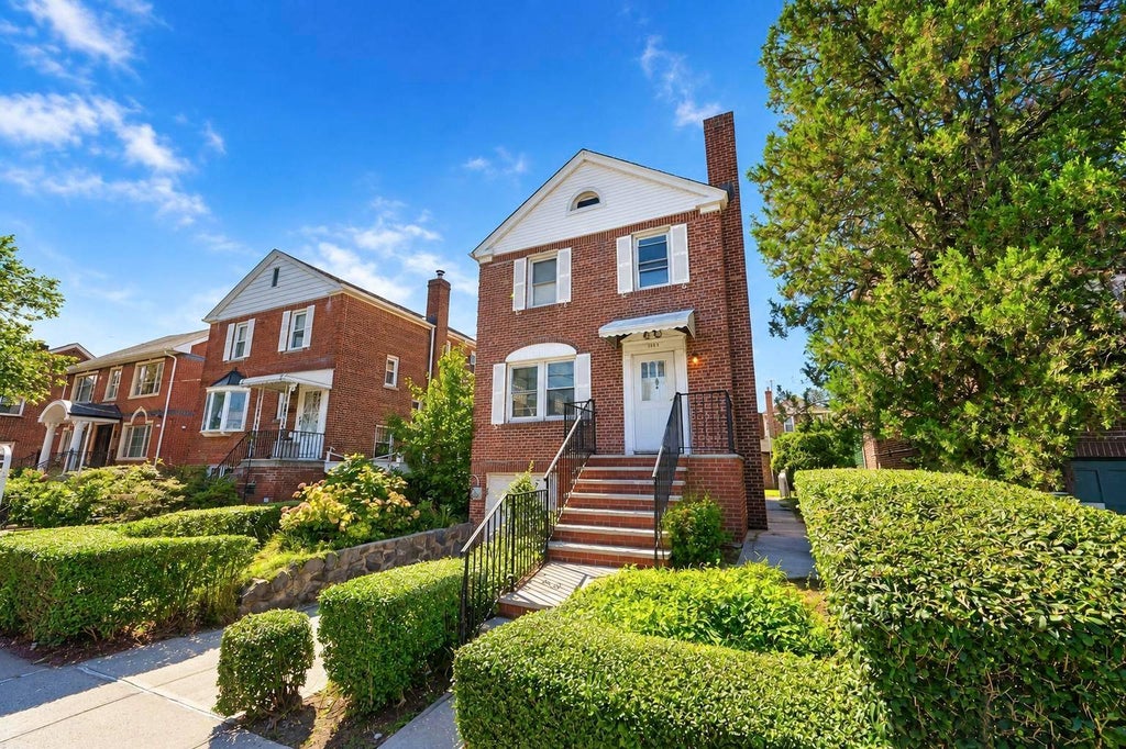 Photo of 1845 Hering Ave, Bronx, NY 10461 (MLS # 12008766)