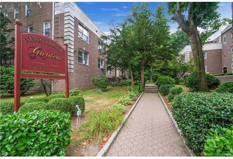Photo of 824 Palmer Rd #2F, Yonkers, NY 10708 (MLS # 11681157)