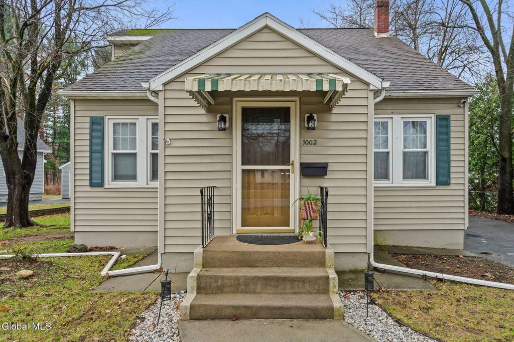 Photo of 1002 Fort Hunter Road, Rotterdam, NY 12303 (MLS # 11684426)