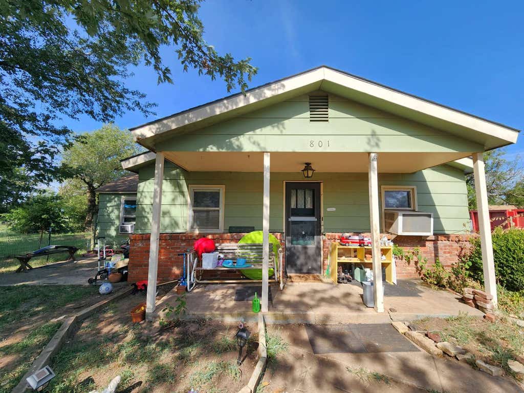 Photo of 801 W 11th ST, Harper, KS 67058 (MLS # 11940054)