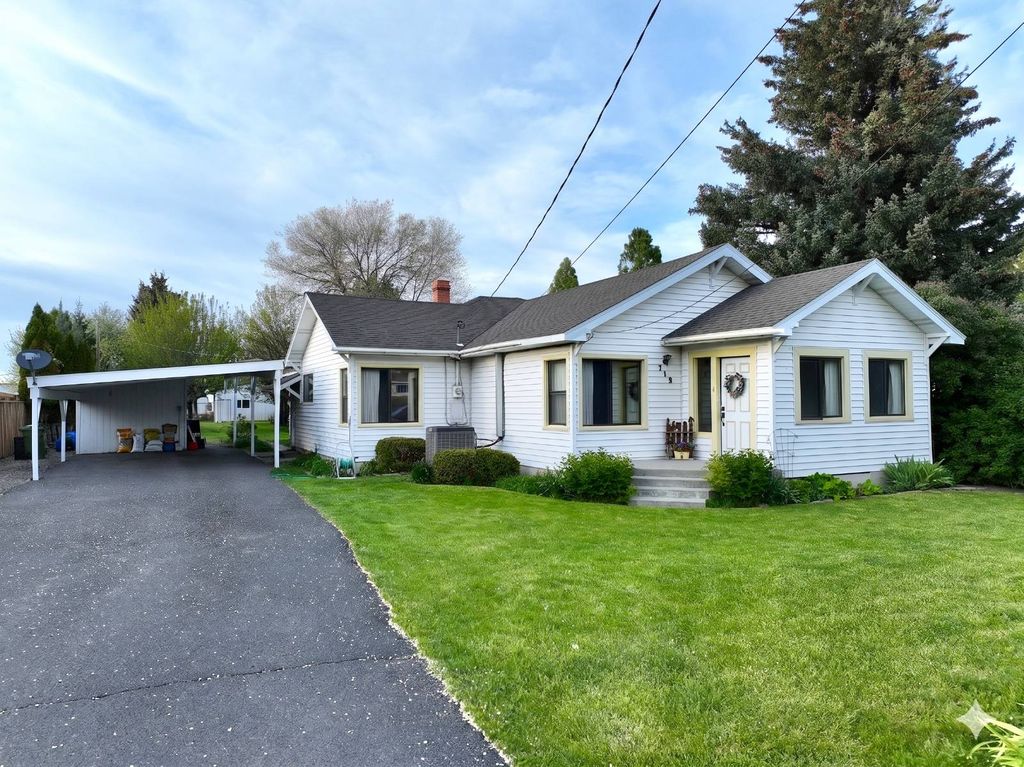Photo of 718 Riverside Dr, Burns, OR 97720 (MLS # 11742763)