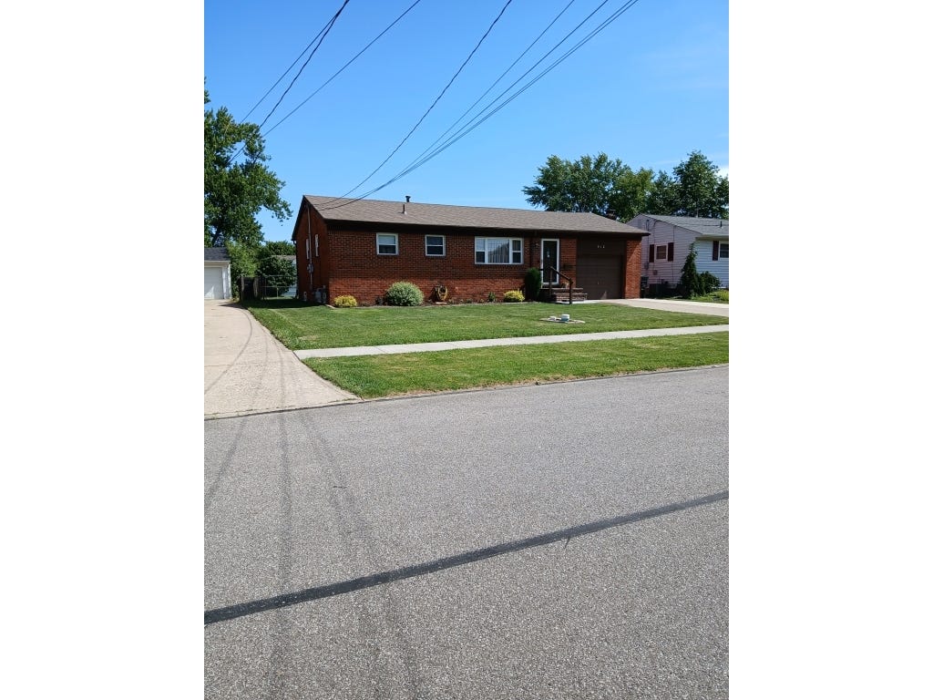 Photo of 912 Hollywood Blvd, Elyria, OH 44035 (MLS # 11863218)