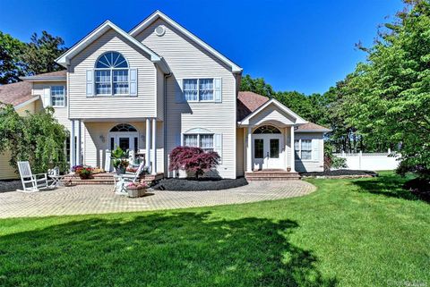 Photo of 3 Leahs Ct, Smithtown, NY 11787 (MLS # 11624169)